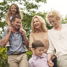 Lächelnde Familie (3 Generationen) im Garten