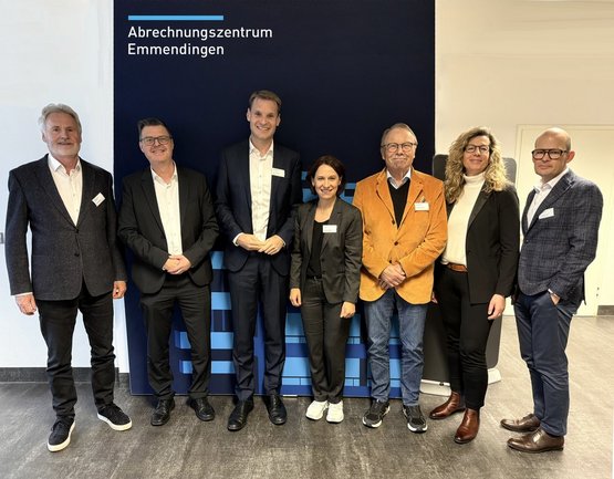 image00486 Gruppenfoto (v.l.n.r.): Andreas Strobel, alternierender Verwaltungsratsvorsitzender BKK Landesverband Süd (Versichertenvertreter), Tobias Dickreuter, Geschäftsführer Abrechnungszentrum Emmendingen, Dr. Yannick Bury MdB, Jacqueline Kühne, Vorständin BKK Landesverband Süd, Dietrich von Reyher, alternierender Verwaltungsratsvorsitzender BKK Landesverband Süd (Arbeitgebervertreter), Gabriele Molitor, stellvertretende Geschäftsführerin, Thomas Schönbucher, Stellvertreter der Vorständin © Abrechnungszentrum Emmendingen