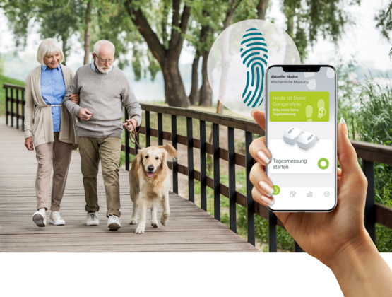 Das Foto zeigt ein älteres Ehepaar, das mit einem Hund spazieren. Daneben sieht man ein Handy mit der ParkinsonGo TM-App, die die Ganganalyse misst.
