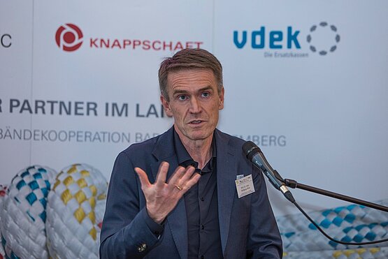 Der Gastredner bei seinem Impulsvortrag: Prof. Dr. med. Wolfgang Wick, Vorsitzender des Wissenschaftsrates & Ärztlicher Direktor des Universitätsklinikums Heidelberg; Foto: Silicya Roth/B 52-Verbändekooperation Baden-Württemberg