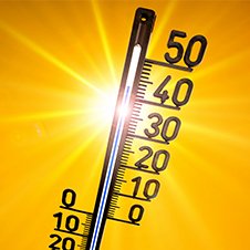 Thermometer mit der Anzeige von 43 Grad und Sonne im Hintergrund