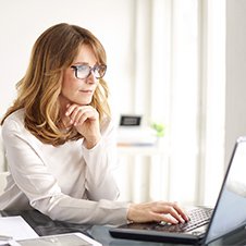 Junge Frau arbeitet an einem Notebook