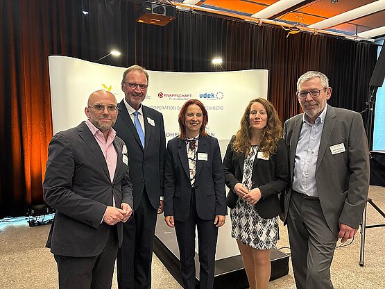 Von links nach rechts: Michael Mruck (Bündnis 52-Verbändekooperation), Joachim Walter (Landrat des Landkreises Tübingen und Präsident des Landkreistags Baden-Württemberg), Jacqueline Kühne, Nicole Lüdecke und Anton Haupenthal (alle drei Bündnis 52-Verbändekooperation). Foto: Bündnis 52-Verbändekooperation Baden-Württemberg