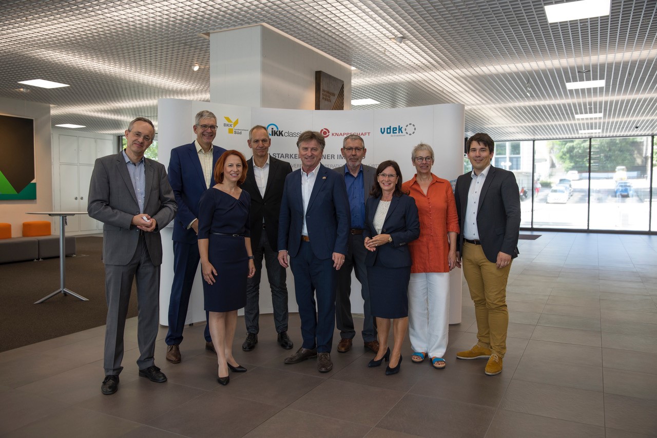 Von links nach rechts: Dr. Florian Staeck (Moderator), Dr. Christian Korbanka (IKK classic), Jacqueline Kühne (BKK Landesverband Süd), Prof. Dr. med. Mark Dominik Alscher (medizinischer Geschäftsführer Robert-Bosch-Krankenhaus Stuttgart), Manne Lucha MdL (Gesundheitsminister von Baden-Württemberg), Anton Haupenthal (KNAPPSCHAFT), Prof. Dr. med. Nicola Buhlinger-Göpfarth (Vorsitzende des Hausärzteverbandes Baden-Württemberg), Biggi Bender (vdek) und Alexander Salomon MdL (Vorsitzender der Enquetekommission „Krisenfeste Gesellschaft“ des Landtages Baden-Württemberg). Foto: Silicya Roth/B 52-Verbändekooperation Baden-Württemberg