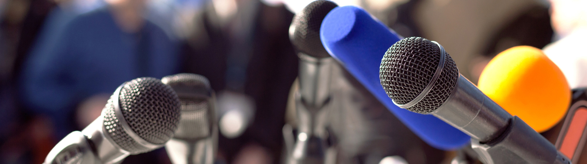 Mikrofone bei einer Pressekonferenz