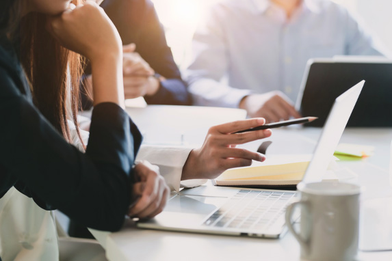 Bildausschnitt von einem Business-Team bei einer Besprechung