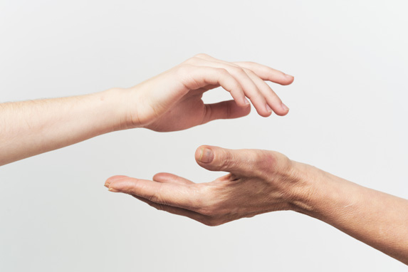 zwei Hände vor weißem Hintergrund