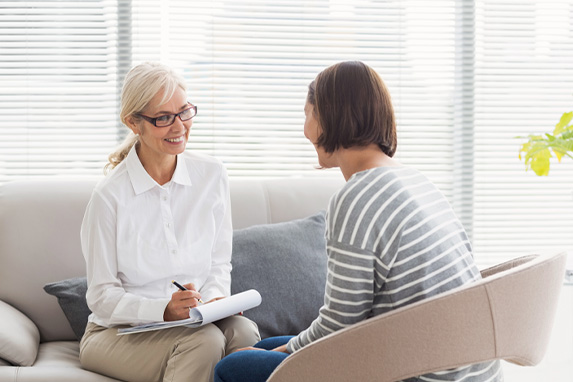 Therapeutin im Gespräch mit einer Patientin