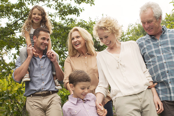 Lächelnde Familie (3 Generationen) im Garten