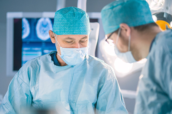 Zwei Ärzte in Schutzkleidung in einem Operationssaal